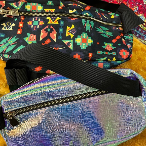 ✂️ LulaRoe Geometric/shinny holographic fanny packs - Picture 6 of 7